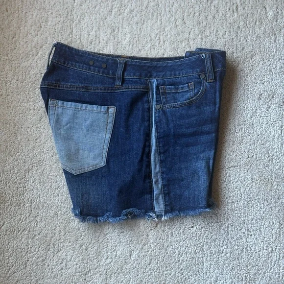 CAbi Women's Blue Jean Shorts with Frayed Hem. Size 4 - Picture 3 of 9